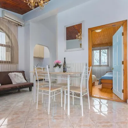 Lägenhet With Parking Space - 13927 *